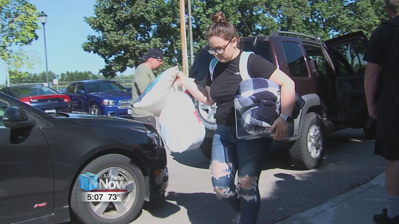 Freshmen move-in day at Bluffton University 1.jpg